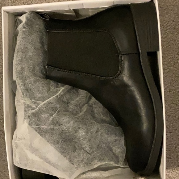 Cute Low heel boot..true to size worn once - Picture 5 of 6